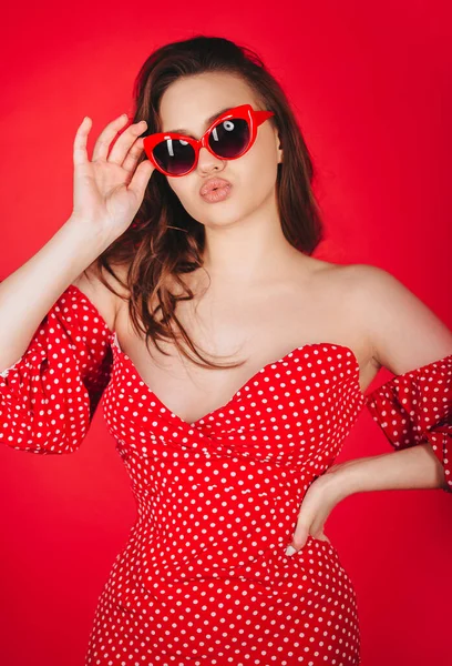 Elegante Atraente Jovem Posando Polka Dot Vermelho Vestido Apertado Óculos — Fotografia de Stock