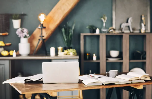 Libretto Testo Aperto Con Penna Computer Portatile Pila Libri Scoperti — Foto Stock