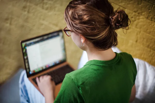 Ragazza Adolescente Sorridente Che Videochiamata Sul Computer Portatile Femminile Utilizzando — Foto Stock