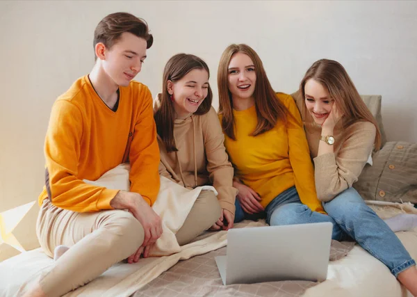 Felices Amigos Adolescentes Viendo Contenido Divertido Portátil Riendo — Foto de Stock