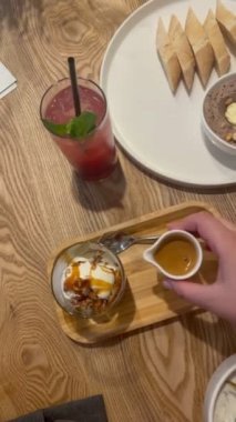 Kadın affogato kahve ve dondurma içer. Kafeteryada kahve içer.