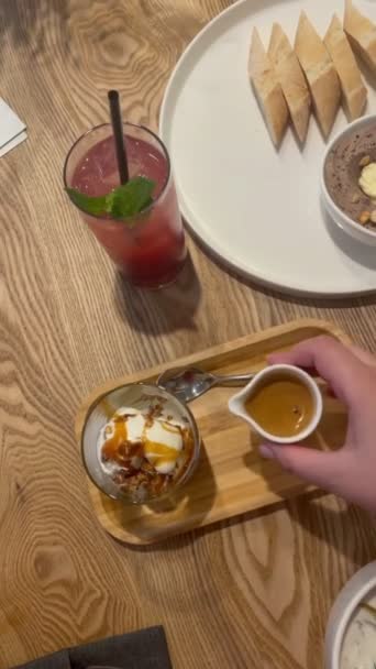 Femme Boit Café Affogato Crème Glacée Verre Enjoing Café Cafétéria — Video