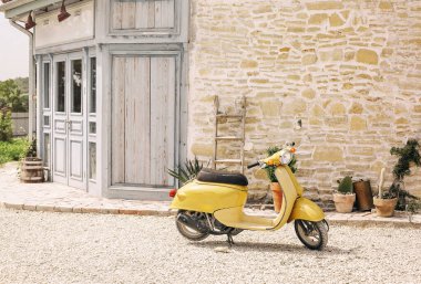 Nostaljik sarı scooter ve bitkiler vintage bina, kopyalama alanı olan retro yaşam tarzı