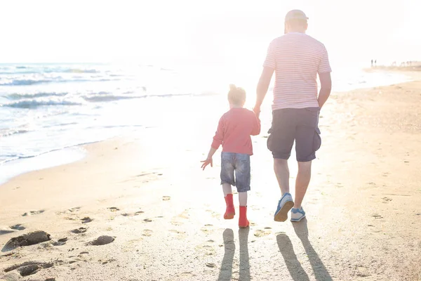 可爱的爸爸和他可爱的小女儿在海滩上玩耍 爸爸和孩子一起在户外度过时光 背景是阳光明媚的大海 父母的概念 — 图库照片