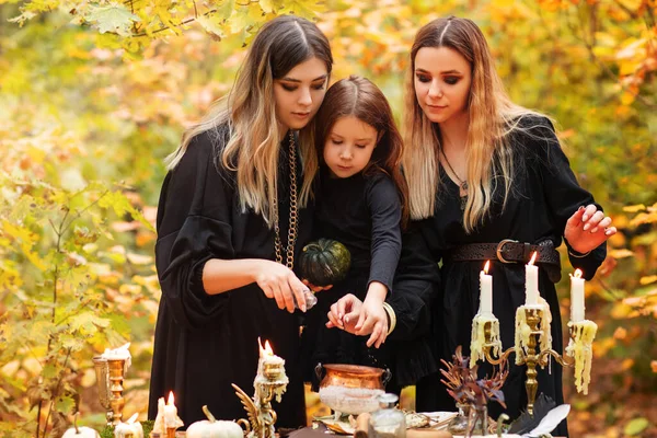 Mutlu Kadınlar Küçük Kız Sonbahar Günü Ormanda Cadılar Bayramı Kutlaması — Stok fotoğraf