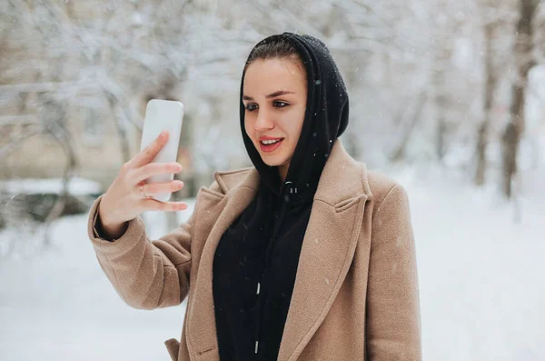 Vacker Ung Kvinna Som Tar Selfie Vinter Park Glad Kvinnlig — Stockfoto