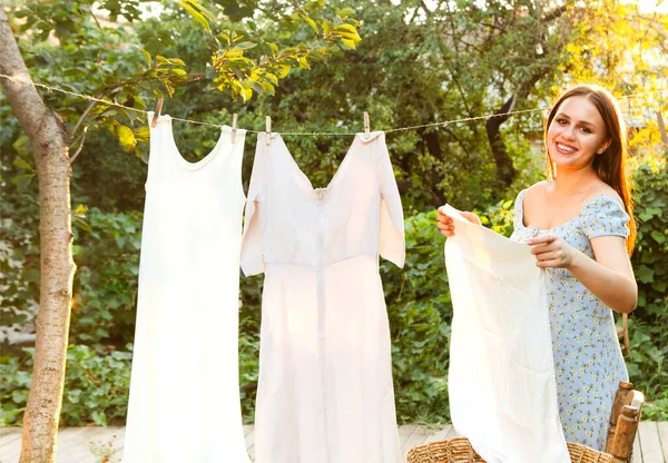 Jonge Vrouw Die Buiten Ophangt Schattig Meisje Jurk Wassen Van — Stockfoto