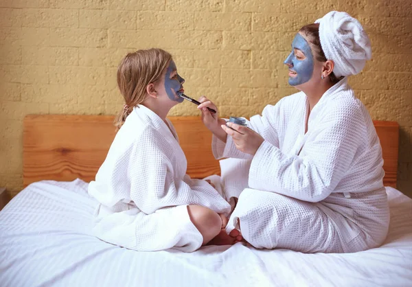 Família Feliz Mãe Bebê Filha Fazer Máscara Facial Cuidados Com — Fotografia de Stock