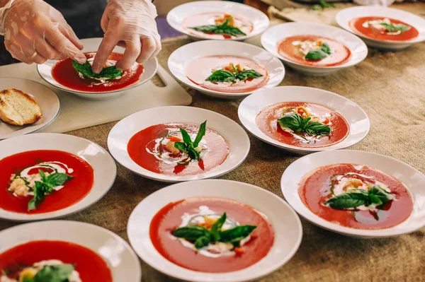 Muchos Tazones Varias Sopas Gazpacho Con Ingredientes Cocinados Por Chef —  Fotos de Stock