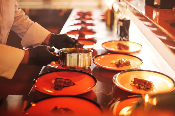 Chef Ristorante Che Serve Carne Con Pentola Ferro Cucina Cucina — Foto Stock