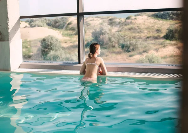 Jong Meisje Zwemt Het Zwembad Van Een Luxe Spa Centrum — Stockfoto
