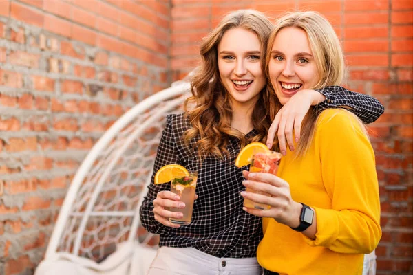 Dos Mujeres Jóvenes Tomando Bebidas Saludables Aire Libre Felices Amigas —  Fotos de Stock