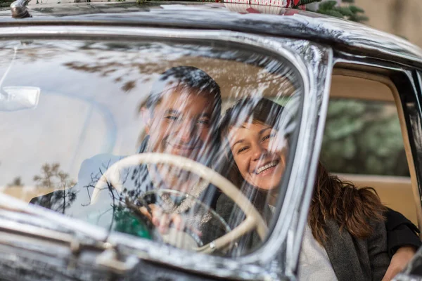 Amare Uomo Donna Che Abbracciano Auto Retrò Con Regali Natale — Foto Stock