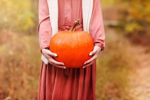 Junge Frau Schwarzem Umhang Trägt Gruselige Laterne Und Schaut Halloween — Stockfoto