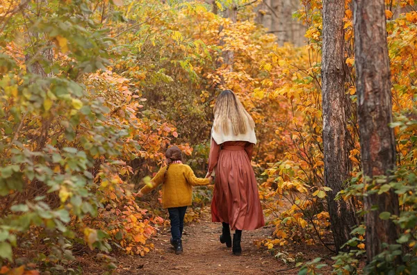 Arka Manzara Genç Aile Anne Küçük Kız Sonbahar Ormanlarında Yürürken — Stok fotoğraf
