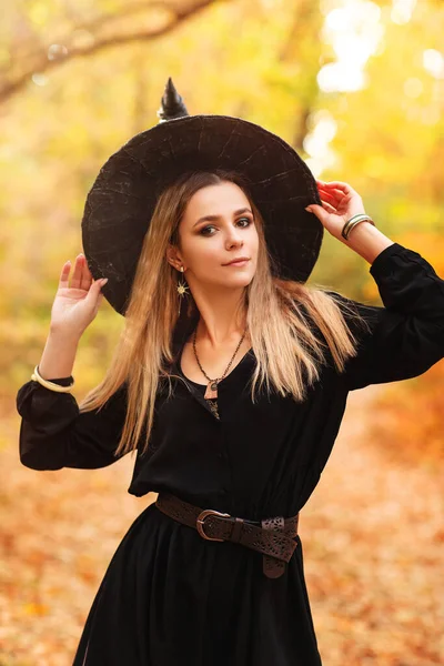 Blonde Frau Hexenkostüm Mit Besen Spaziert Halloween Tag Wald Auf — Stockfoto