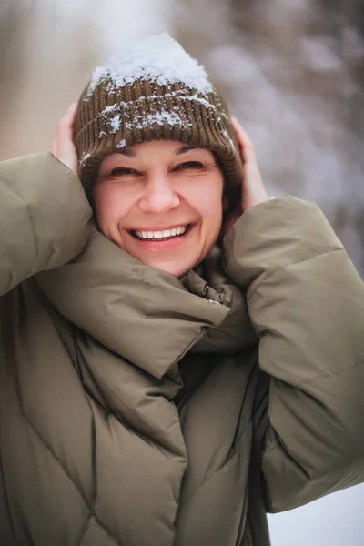 Glad Leende Ung Kvinna Stickad Hatt Och Mörkgrön Vadderad Jacka — Stockfoto