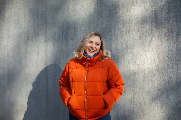 Felice Donna Positiva Mezza Età Piumino Arancione Sorridente Alla Macchina — Foto Stock