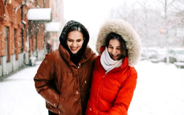 Två Glada Kvinnliga Vänner Njuter Snöande Väder Utomhus Kvinnor Bästa — Stockfoto