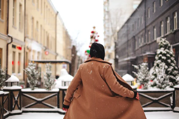 Giovane Donna Positiva Con Esterno Cappotto Beige Sciarpa Nera Sulla — Foto Stock