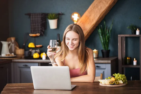 Feliz Joven Bebiendo Vino Blanco Mientras Video Chatea Con Novio — Foto de Stock