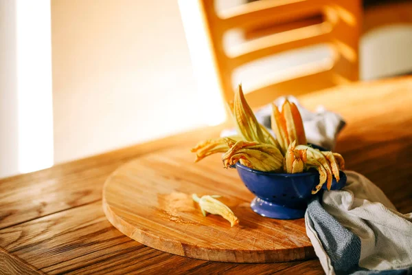 新鮮なキッチンでズッキーニの花を閉じます おいしい — ストック写真