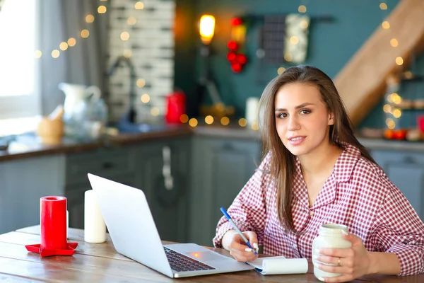 Jovem Alegre Com Laptop Frasco Sorrindo Para Câmera Escrevendo Notebook — Fotografia de Stock