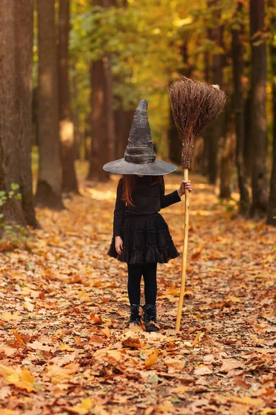 Jolie Petite Fille Rousse Heureuse Habillée Costume Sorcière Debout Avec — Photo