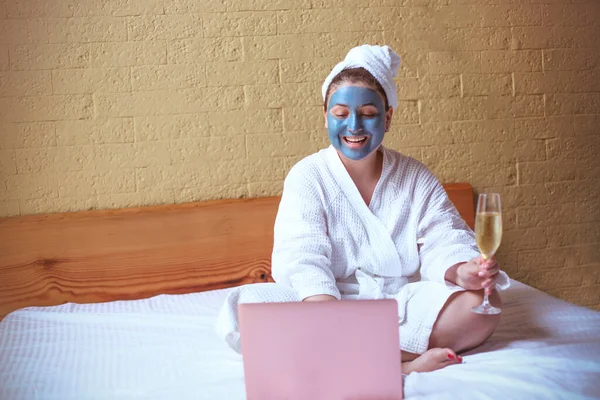 Jeune Femme Hipster Avec Masque Cosmétique Bleu Souriant Buvant Champagne — Photo