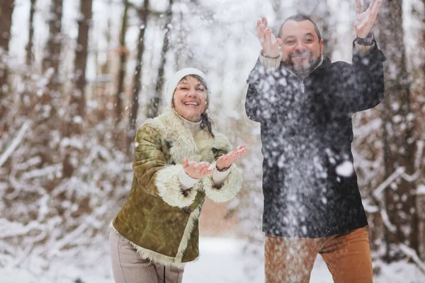 Feliz Pareja Madura Juguetona Trineo Parque Invierno Riendo Divirtiéndose Juntos —  Fotos de Stock