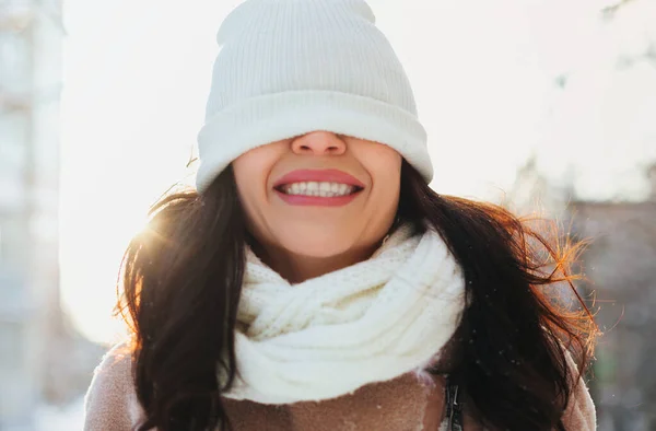 Jeune Femme Optimiste Avec Chapeau Chaud Sur Les Yeux Souriant — Photo