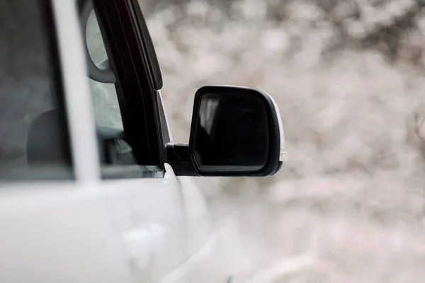 Kışın Karlı Kırlarda Kanat Aynası Parketmiş Beyaz Aracın Yumuşak Odak — Stok fotoğraf
