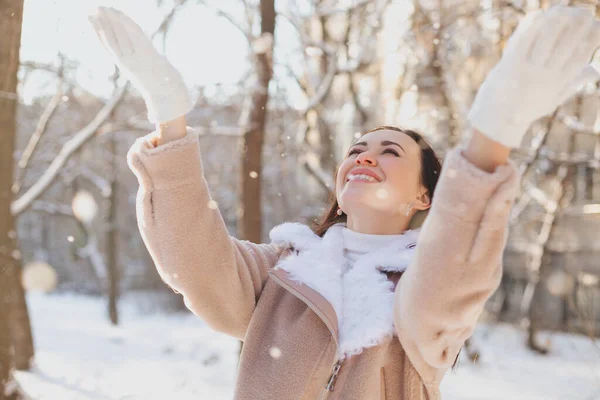 Optymistyczna Młoda Kobieta Stylowym Płaszczu Uśmiechem Łapaniem Płatków Śniegu Podczas — Zdjęcie stockowe