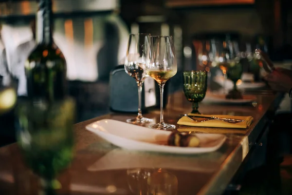 ワインディナーの背景を背景に テーブルの上にワインボトルとグラス ワインをどうぞ ワイン造りのコンセプト コピースペース — ストック写真