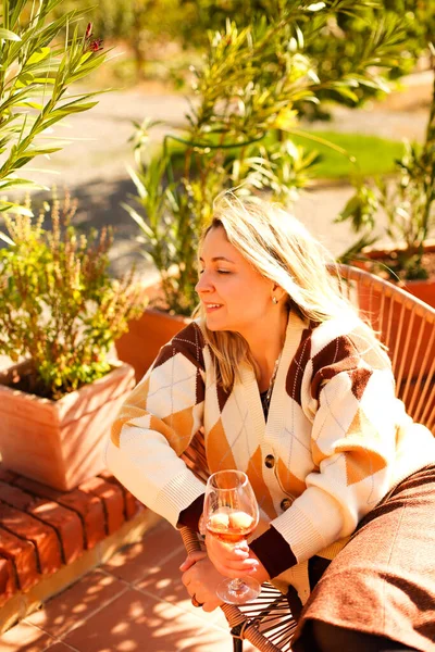 Mujer Rubia Bebiendo Vino Tinto Atardecer Soleado Día Otoño —  Fotos de Stock