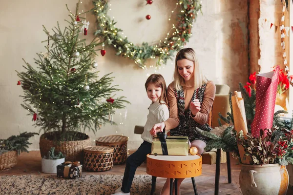 Šťastná Krásná Rodina Matka Dcera Společně Připravují Vánoce Doma Usmívají — Stock fotografie