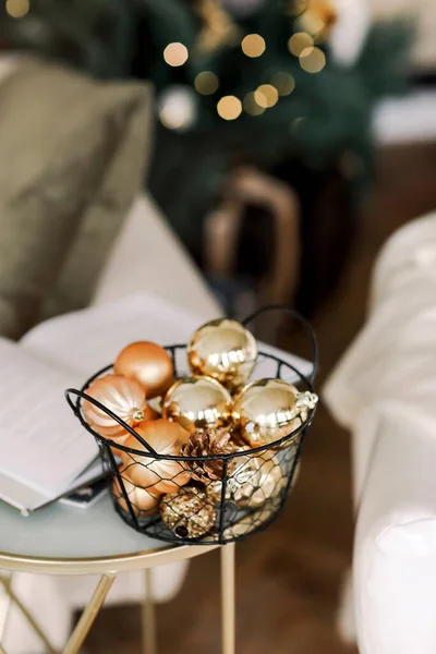 Tiro Vertical Muitos Brinquedos Árvore Natal Bolas Decorativas Ouro Cesta — Fotografia de Stock