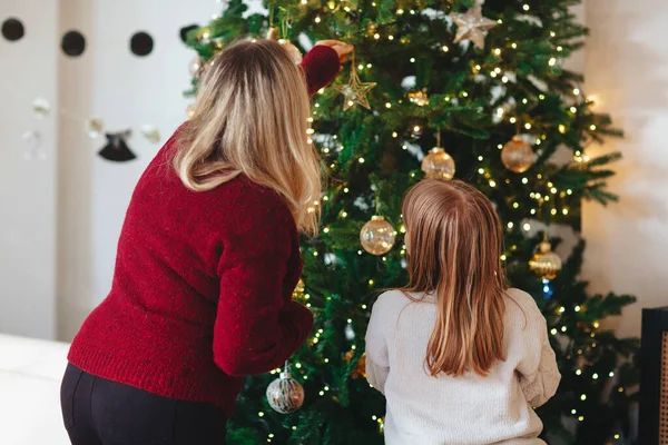 Alegre Madre Encantadora Hija Niña Suéteres Punto Acogedor Decorando Abeto — Foto de Stock