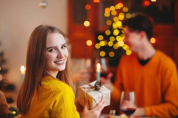 Felice Donna Bionda Sorridente Che Regalo Avvolto Amico Mentre Siede — Foto Stock