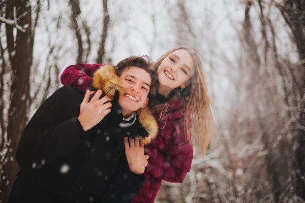 Güzel Genç Çift Soğuk Kışta Dışarıda Birlikte Vakit Geçiriyorlar Mutlu — Stok fotoğraf