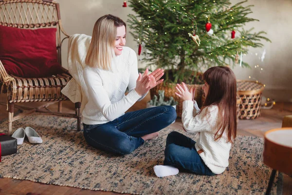 Portrait Joyeuse Petite Fille Souriante Assise Par Terre Dans Salon — Photo