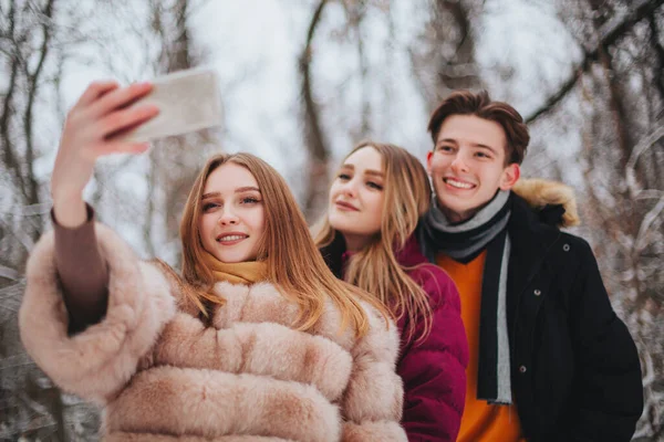 Bild Tre Unga Glada Glada Bästa Vänner Två Flickor Och — Stockfoto