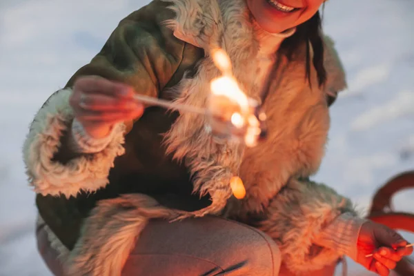 Cropped Shot Happy Woman Roasting Frying Sweet Marshmallow Camp Fire — Stock Photo, Image