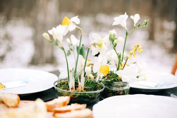 Frische Blumen Inmitten Verschiedener Speisen Und Getränke Auf Dem Tisch — Stockfoto