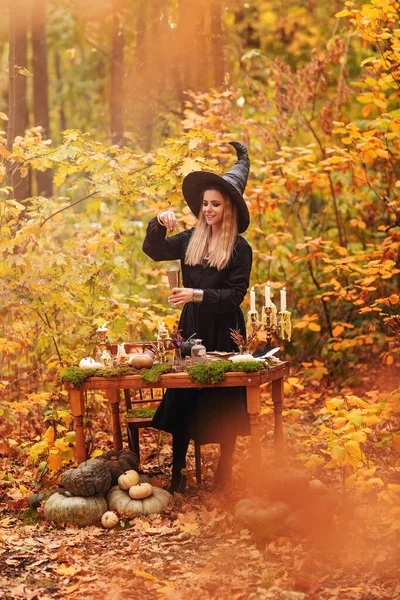 Junge Frau Hexenkostüm Tisch Mit Magischen Zutaten Und Notizen Herbsttag — Stockfoto