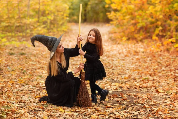 Helkroppskvinna Och Flicka Häxdräkter Svepande Vissnande Löv Från Stigen Med — Stockfoto