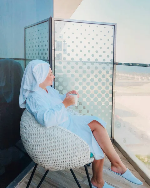 Widok Boku Młodej Kobiety Białym Szlafroku Ręcznik Głowie Siedzi Fotelu — Zdjęcie stockowe