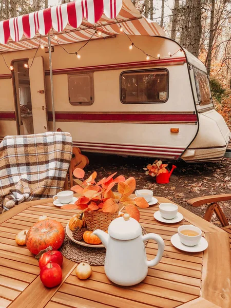 Holzstühle Und Tisch Mit Teeservice Vor Gemütlichen Retro Wohnwagen Einem — Stockfoto