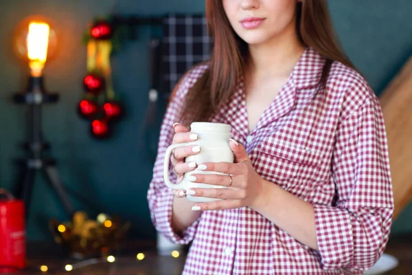 Ekoseli Pijama Giyen Elinde Kavanozla Noel Için Süslenmiş Mutfakta Kameraya — Stok fotoğraf