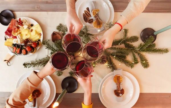 Bovenaanzicht Van Anonieme Vrienden Klinkende Glazen Wijn Tafel Versierd Voor — Stockfoto